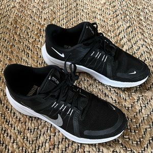 WOMEN'S NIKE QUEST 4 RUNNING  Size 8.5